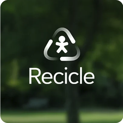 Ícone de reciclagem sobre fundo verde com destaque para a mensagem Recicle.