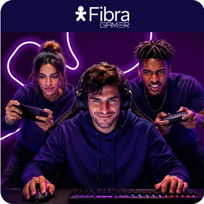 Pessoas jogando videogame em ambiente iluminado com identidade Fibra Gamer.