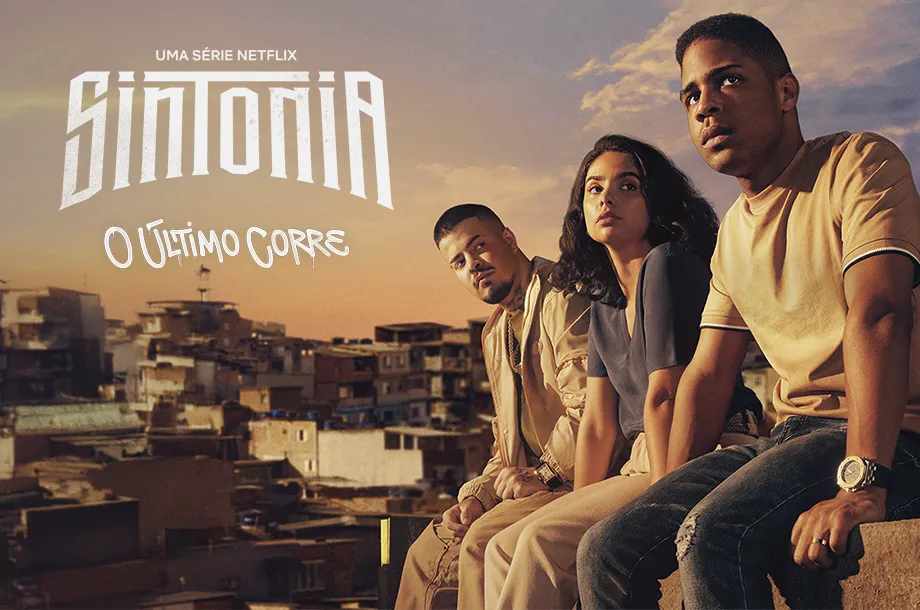 Imagem de 3 personagens da série Sintonia, sentados em um muro olhando para o horizonte