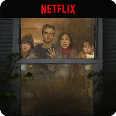Pessoas observam pela janela em cena promocional do filme A Última Casa.