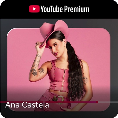 Imagem de Ana Castela com roupa e chapéu rosa, acima logo YouTube Premium, lê-se "Ana Castela"