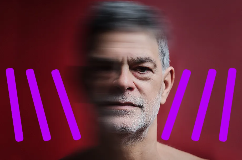 Imagem do rosto de um homem borrado com fundo vermelho
