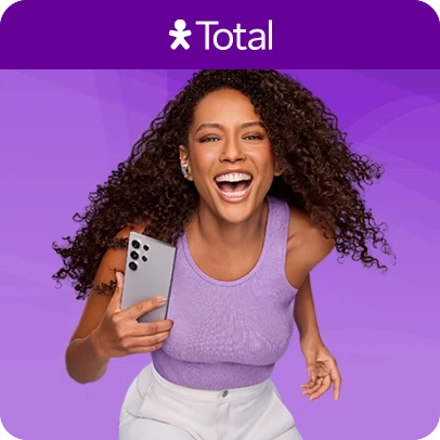 Imagem de Tais Araújo sorrindo e segurando um celular, lê-se "Vivo Total".