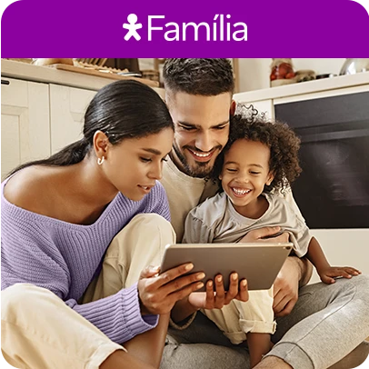 Imagem de um pai, mãe e filho assistindo no tablet, acima logo Vivo Família