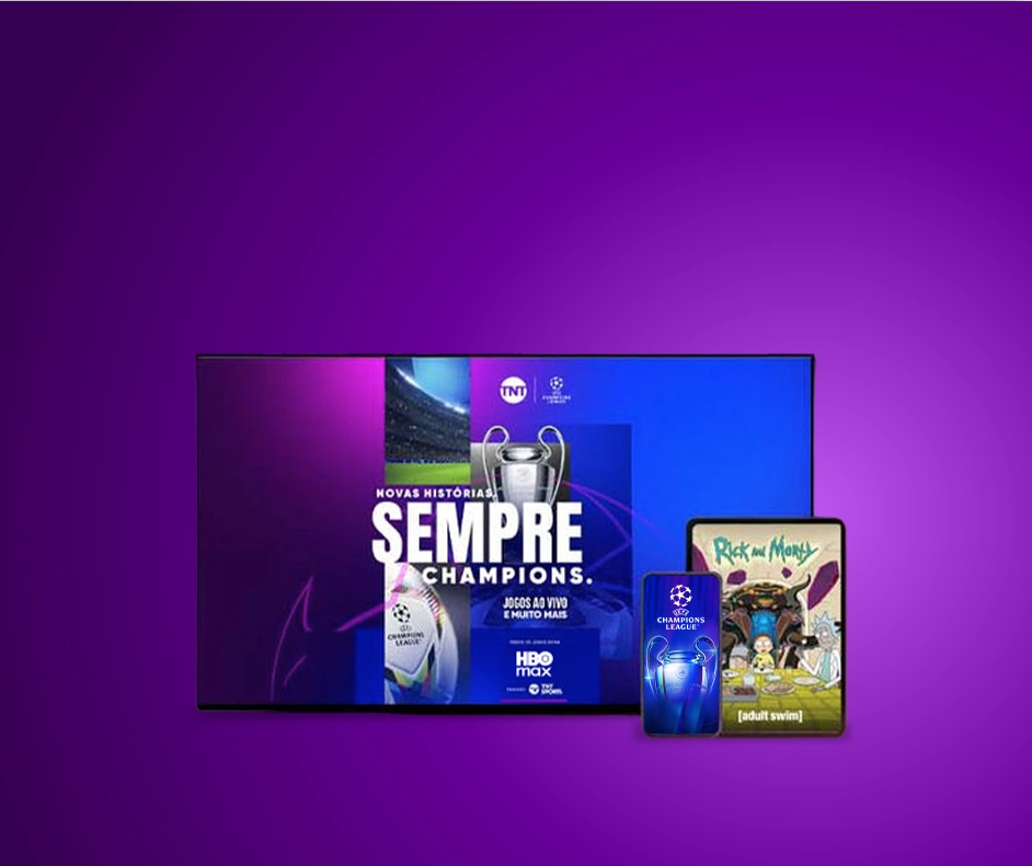 Composição de imagem com uma TV, um tablet e celular com programações diferentes nas telas.