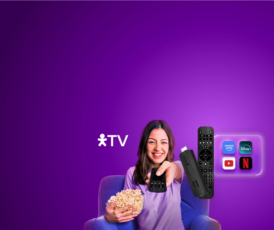 Imagem de uma garota com uma bacia cheia de pipoca apontando o controle remoto.