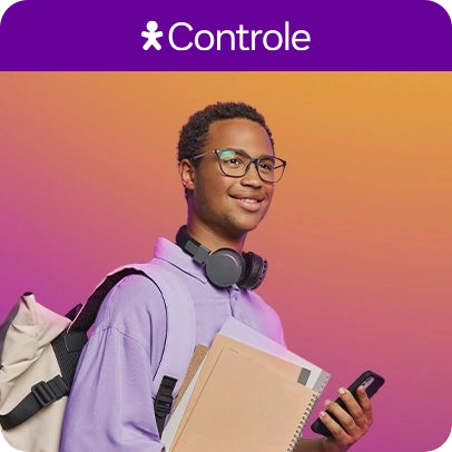 Jovem estudante com mochila, caderno e celular, sobre fundo alaranjado.