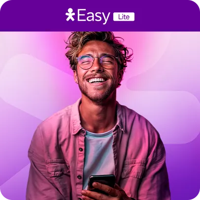 Homem jovem feliz sorrindo de olhos fechados com celular na mão e logo Easy Lite em cima.
