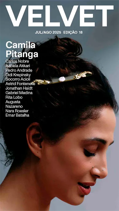 Imagem do rosto de uma mulher de lado com o cabelo preso