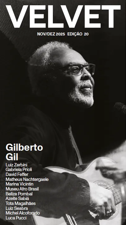 Foto em preto e branco do Gilberto Gil tocando violão.