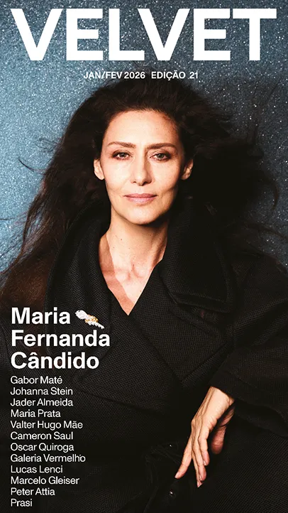Foto da Maria Fernanda Cândido, roupas pretas e cabelo ao vento. Capa da Revista Velvet edição 21.