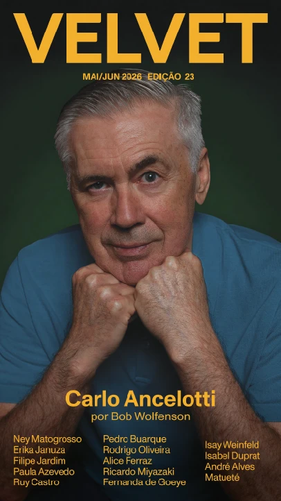 Capa da revista Velvet edição 23 com foto do Carlo Ancelotti posando com as mãos no queixo.