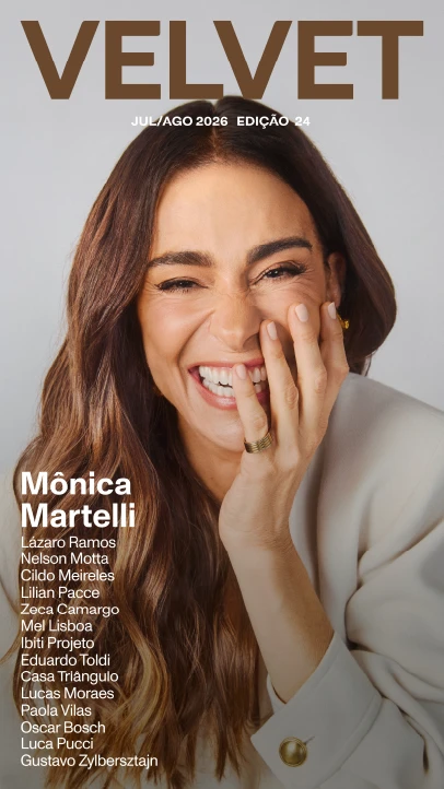 Capa da revista Velvet edição 24 com Mônica Martelli sorrindo com a mão no queixo.