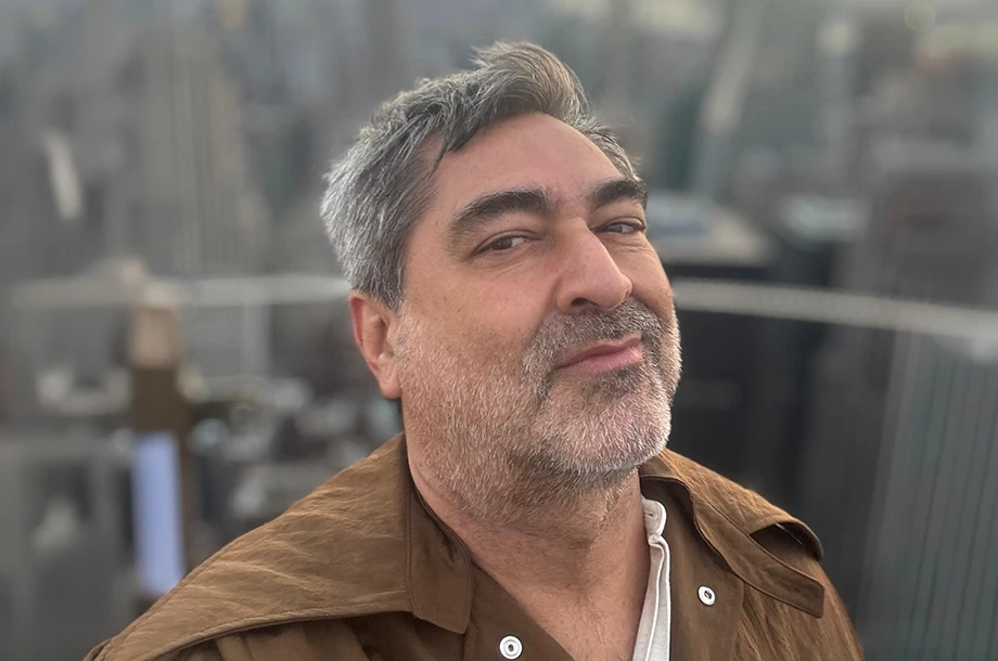 Zeca Camargo posando em terraço de um prédio.