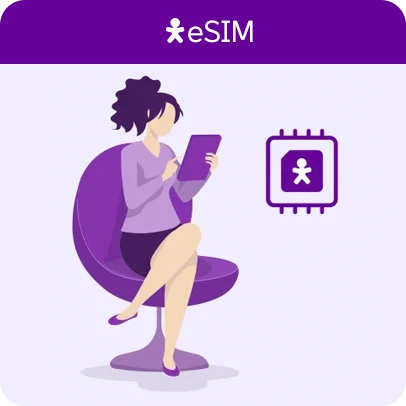 Ilustração de uma mulher sentada em uma cadeira e segurando um tablet, ao lado direito um chip