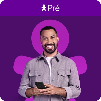 Imagem com fundo roxo, vivinho na cor lilás e Gil do Vigor sorrindo e segurando um celular