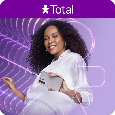 Taís Araújo segurando um smartphone. Lê-se: Vivo Total