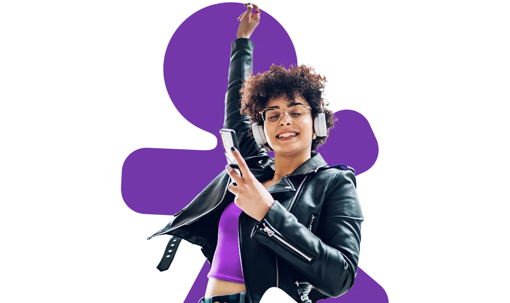 Mulher de jaqueta preta e fones, segurando celular.