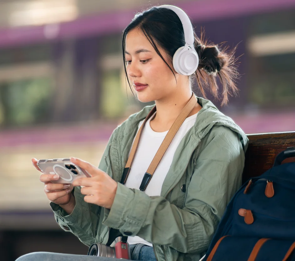 Mulher usando fone de ouvido e olhando para o celular