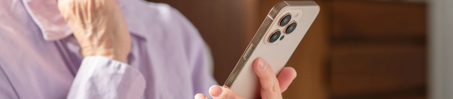 Idoso mexendo com facilidade no celular e sorrindo