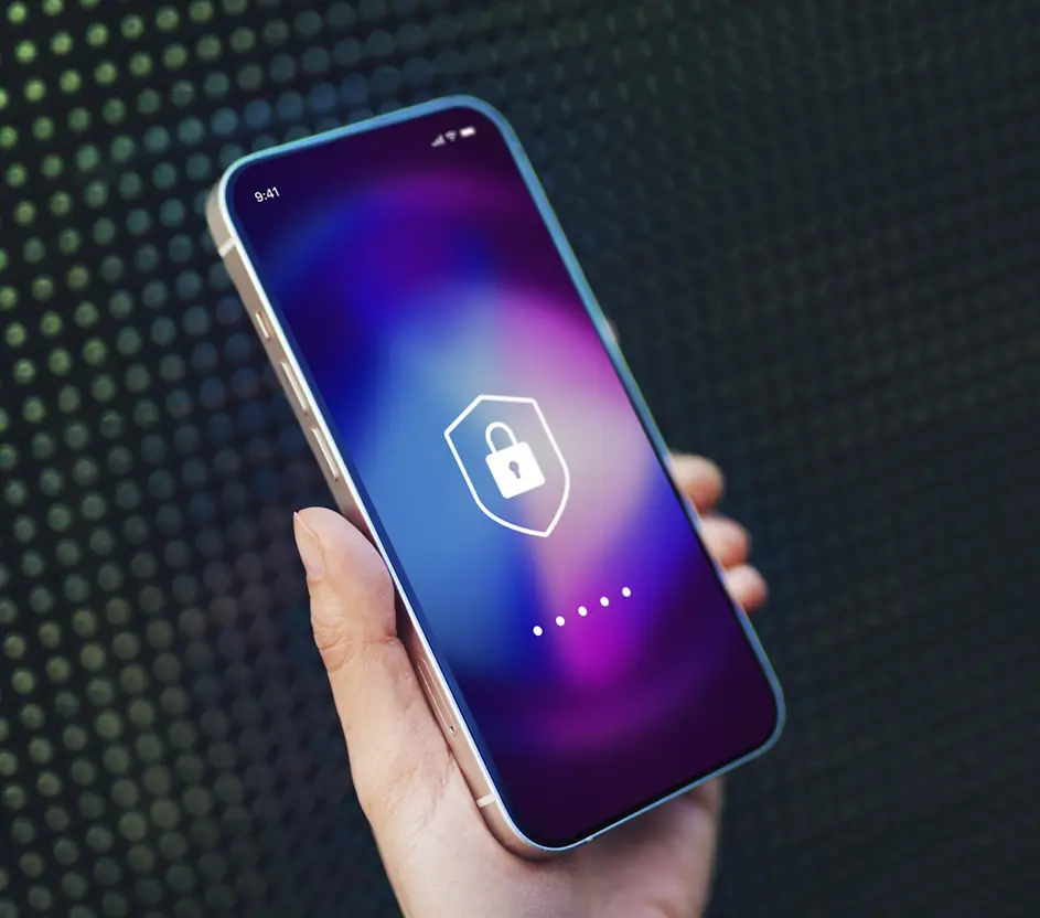 Mão segurando um celular e na tela aparece um cadeado com uma senha em asteriscos