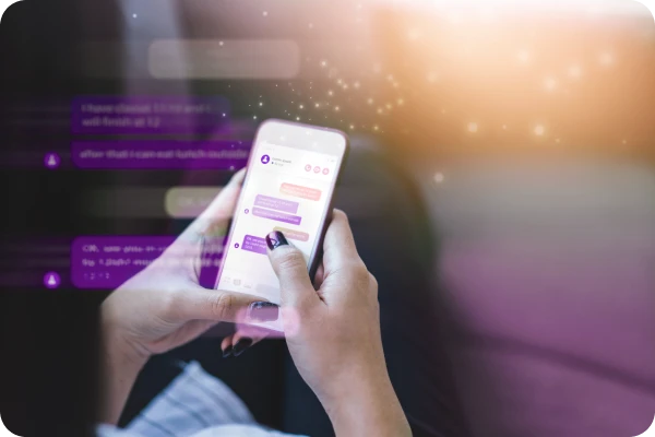 Pessoa utiliza aplicativo de mensagens em smartphone conectado à internet.