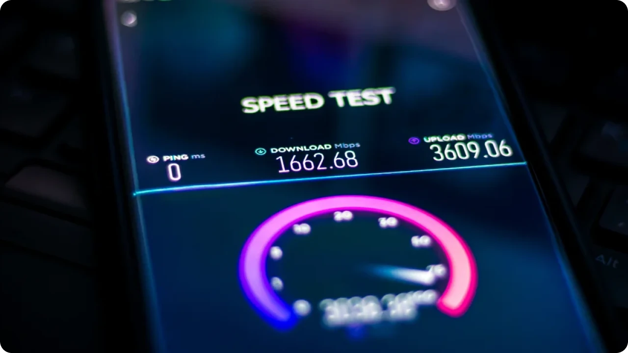 Aplicativo de speed test mostra resultados de download e upload em smartphone.