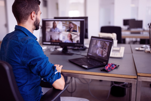 Imagem de homem fazendo videoconferência