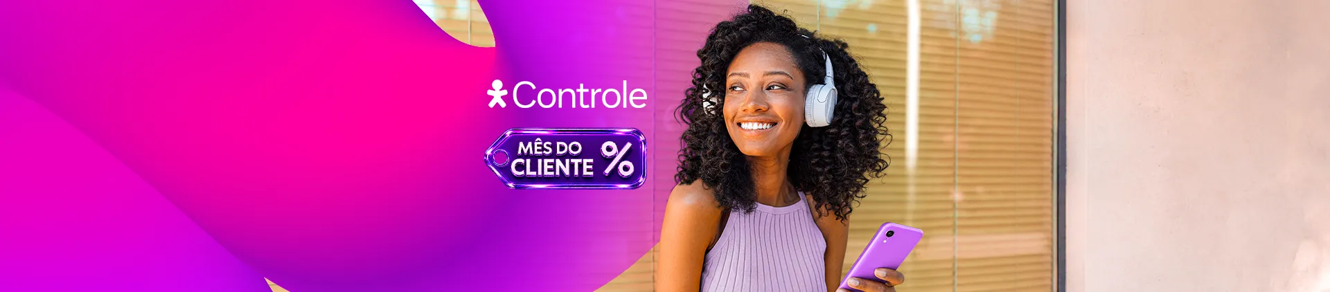 Pessoa com celular e fones ao lado da marca Vivo Controle e selo Mês do Cliente.