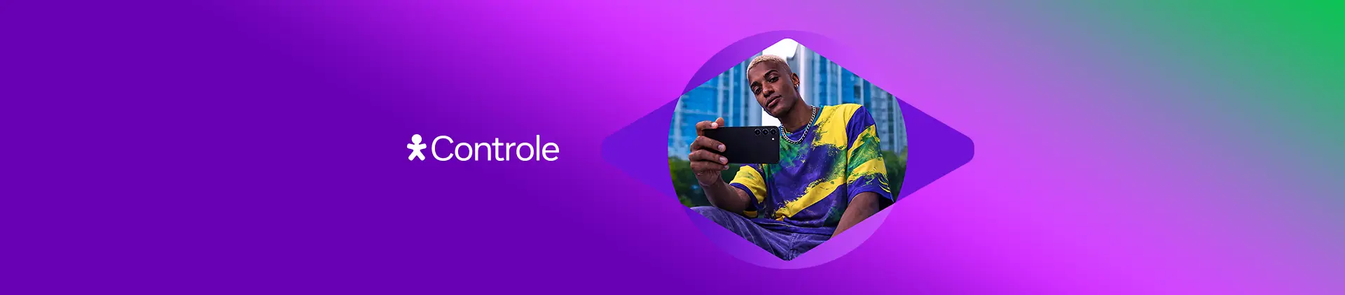 Imagem de um homem com uma camiseta da cor do Brasil segurando um celular em um fundo roxo degradê.