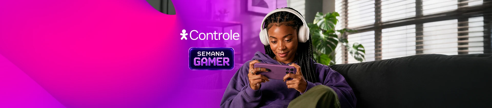 Pessoa usando fones de ouvido joga no celular em banner da Semana Gamer Vivo Controle.