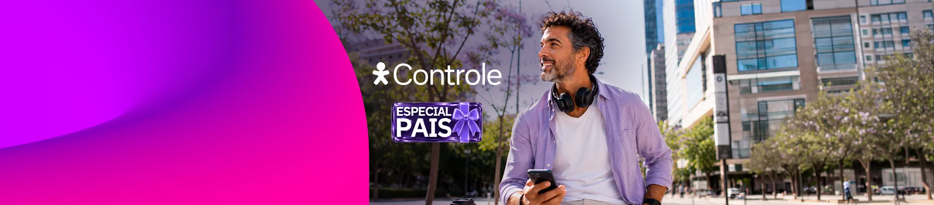 Homem com fone de ouvido no pescoço e celular na mão. Com logo Vivo Controle e selo Especial Pais.