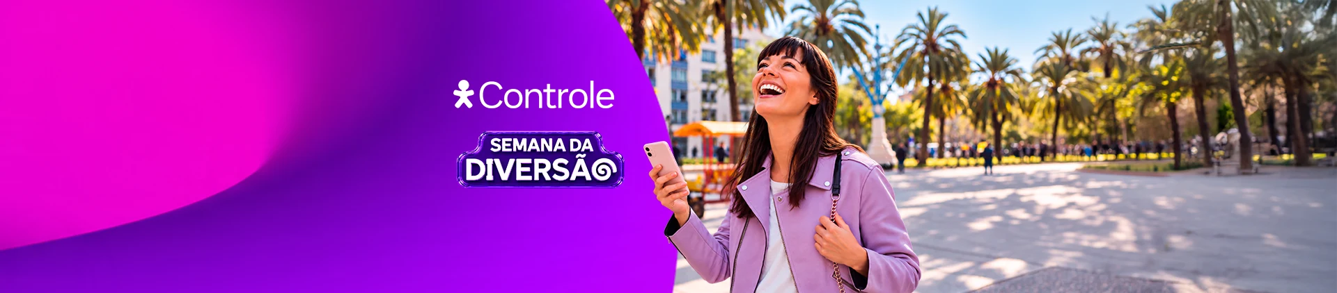 Pessoa com celular em praça arborizada ao lado da marca Semana da Diversão Vivo Controle.