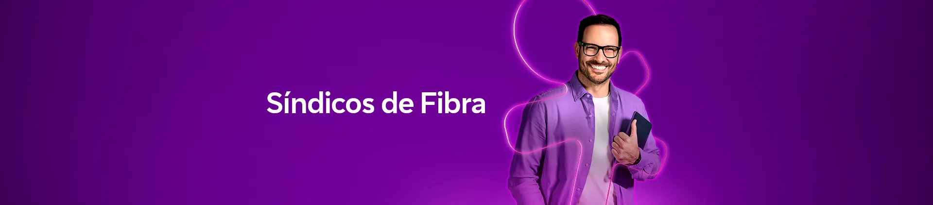 Imagem com fundo roxo e um homem sorrindo com um caderno na mão