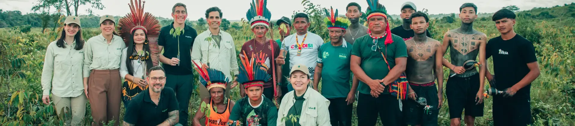 Grupo Vivo reunido com tribo de povos originários na mata de reflorestamento.