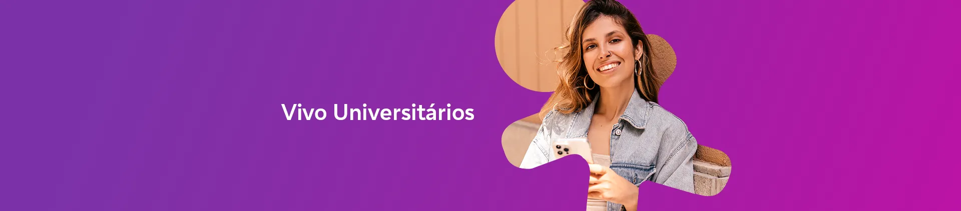 Jovem mulher com jaqueta jeans encostada na parede, segurando um celular. Lê-se: Vivo Universitários