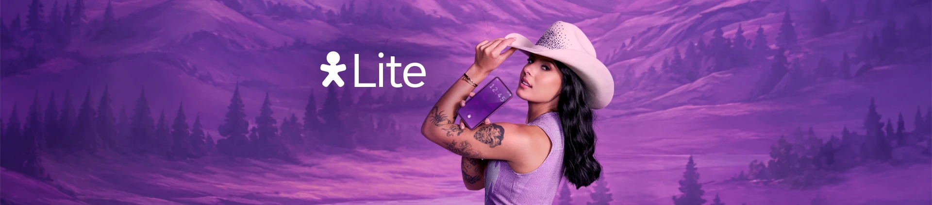 Ana Castela com chapéu rosa e segurando celular. Ao lado logo Vivo Lite.