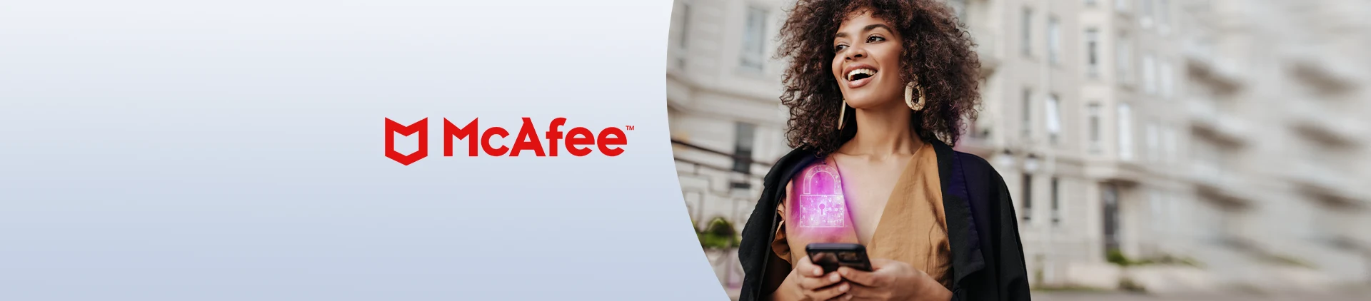 Imagem de uma mulher sorrindo com um celular na mão e do lado o logo McAfee.