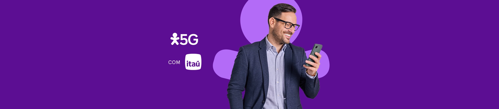 Imagem de homem com terno segurando celular, lê-se "Vivo 5G com Itaú"