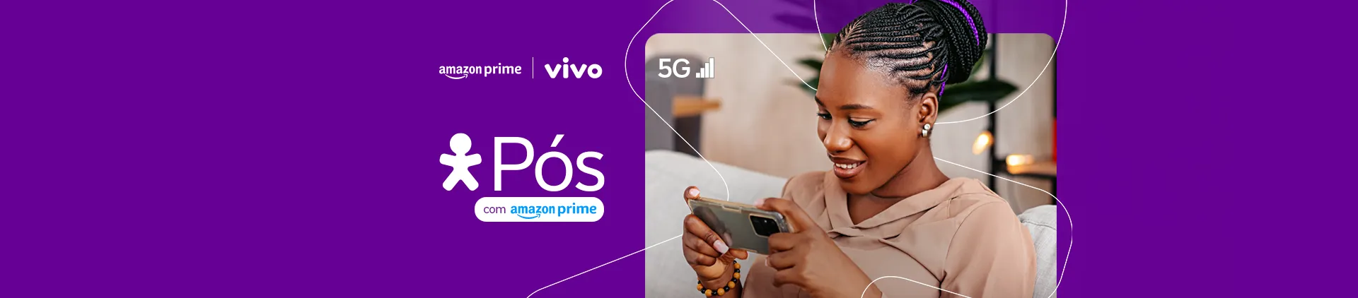 Imagem de uma mulher assistindo algo no celular. Lê-se: "Pós com Amazon Prime".