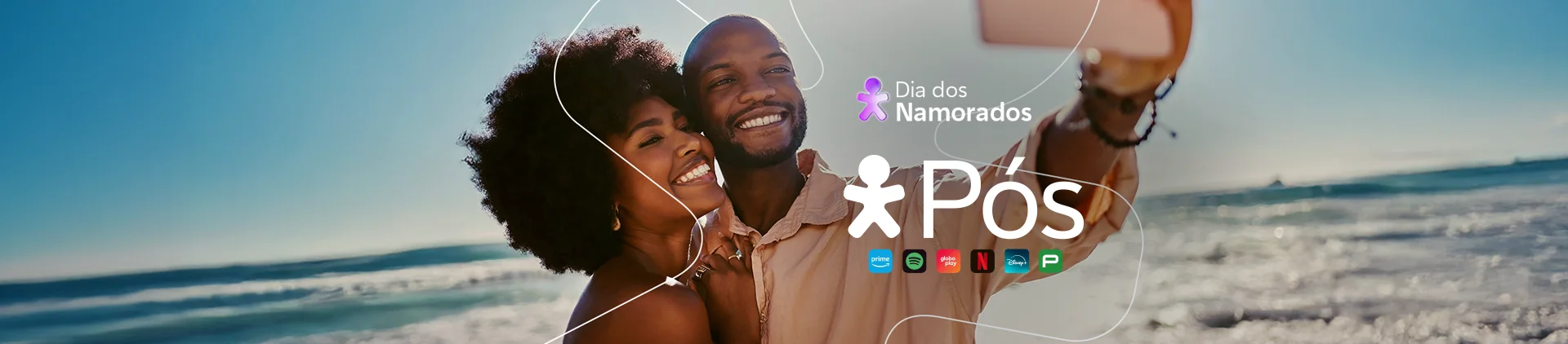 Imagem de um homem e uma mulher abraçados, posando e olhando pra cima, tirando foto com o celular.