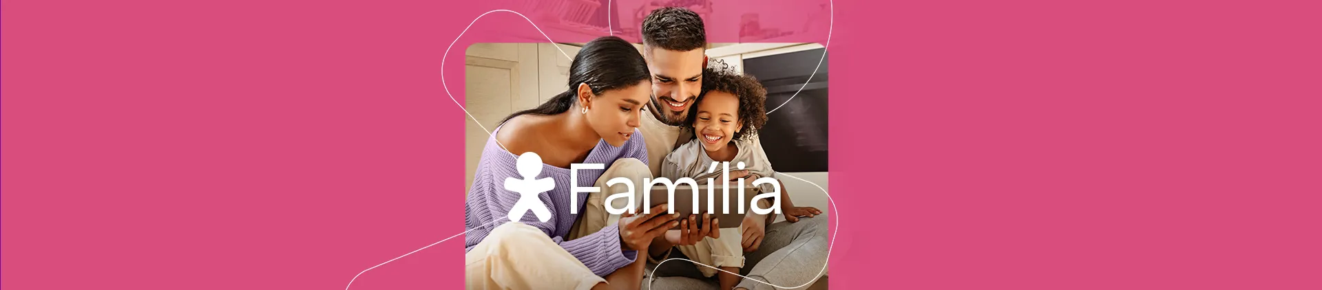 Imagem de uma mulher, um homem e uma criança sorrindo olhando para um tablet