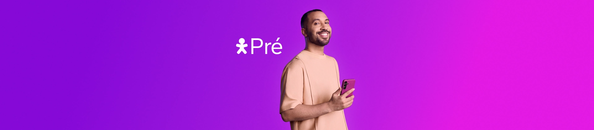 Imagem com fundo colorido e Gil do Vigor sorrindo e segurando celular, com logo Vivo Pré.