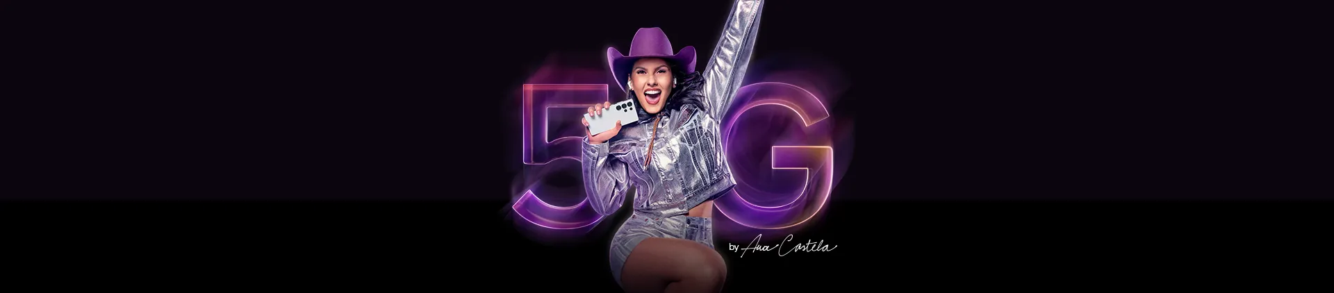Imagem de uma mulher feliz com um celular na mão e atrás o logo Vivo 5G