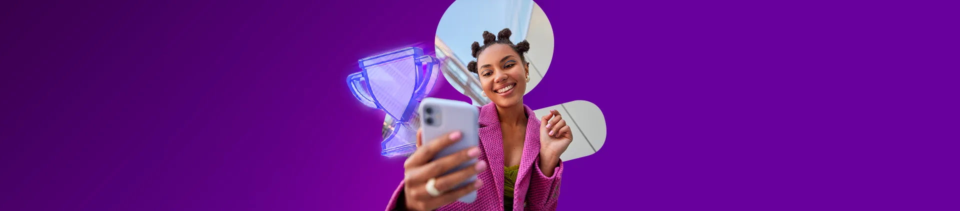 Pessoa usando celular ao lado de troféu em banner de premiações Vivo.