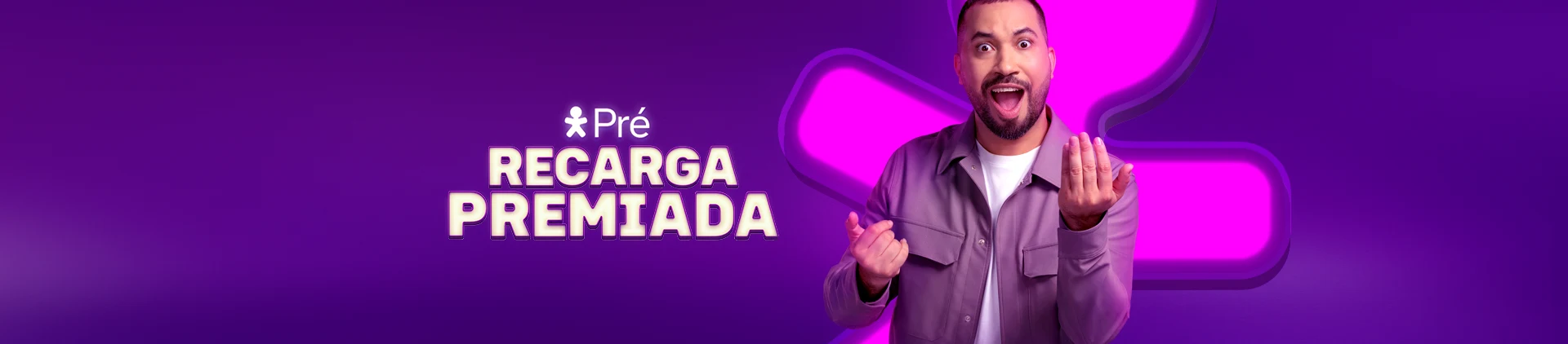 Imagem de um homem sorrindo, com as duas mão erguidas e chamando quem o olha.