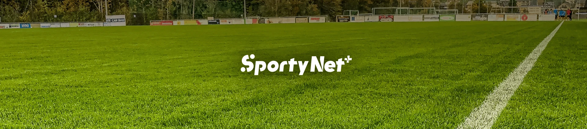 Logotipo do SportyNet+ sobre gramado de campo de futebol com marcação lateral.
