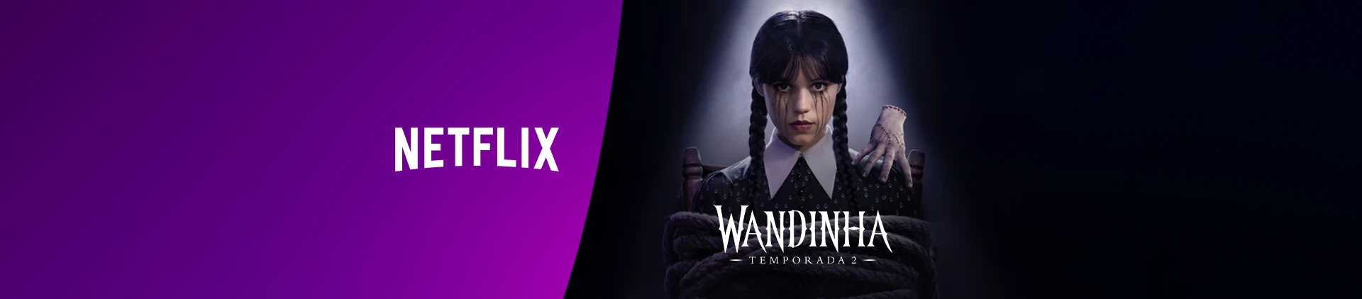 Imagem com personagem Wandinha amarrada em uma cadeira com o Mãozinha em seu ombro, e logo Netflix