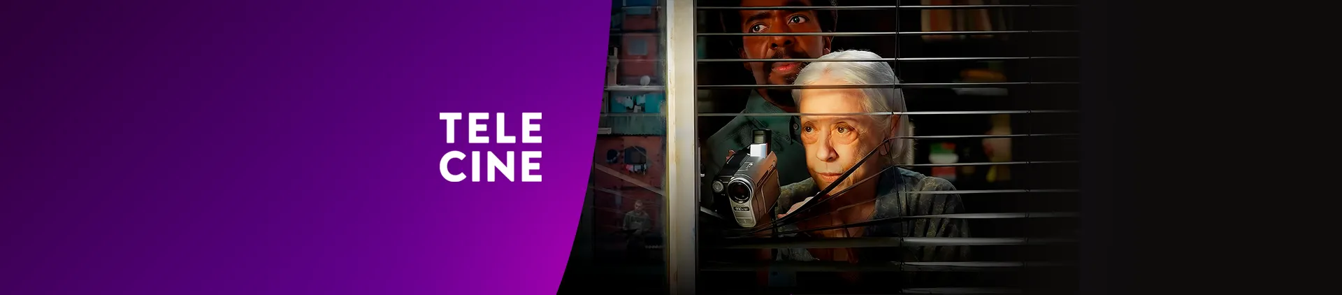 Idosa segura filmadora espiando por persiana. Logo do Telecine à esquerda.