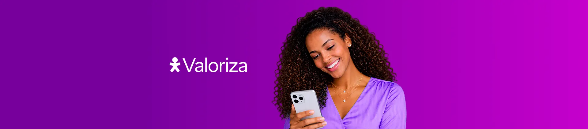 Pessoa utilizando smartphone em banner de divulgação do Vivo Valoriza.